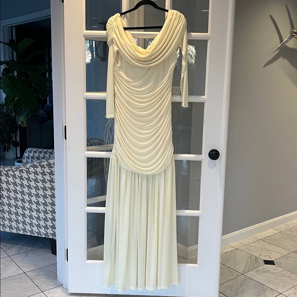 Peppermayo Exclusive Ginny Maxi Dress features an off-shoulder Sz 14 NWT - Picture 7 of 8